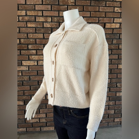 Jessica Simpson Oversized New Sweater Jacket with pocket and brown buttons - Picture 6 of 7